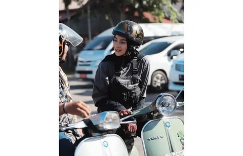 Potret Sintya Marisca Kendarai Vespa (Sumber: Instagram/sintyamarisca)