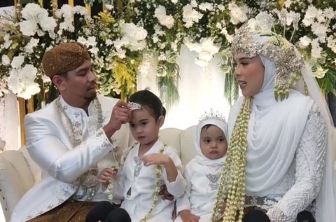 Potret Fitri Tropica & Suami Kembali Jadi Pengantin di Ultah Pernikahan Ke-10, 'Pernikahan' di Hadiri Anak-anak