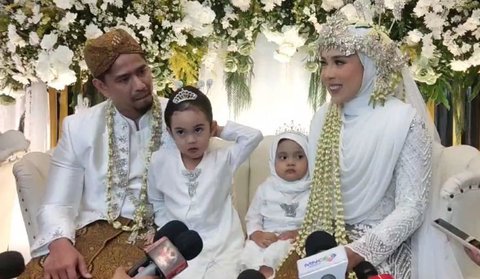 Potret Fitri Tropica & Suami Kembali Jadi Pengantin di Ultah Pernikahan Ke-10, 'Pernikahan' di Hadiri Anak-anak