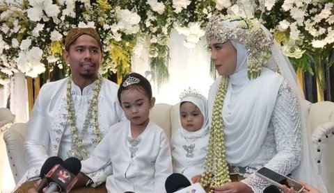 Potret Fitri Tropica & Suami Kembali Jadi Pengantin di Ultah Pernikahan Ke-10, 'Pernikahan' di Hadiri Anak-anak