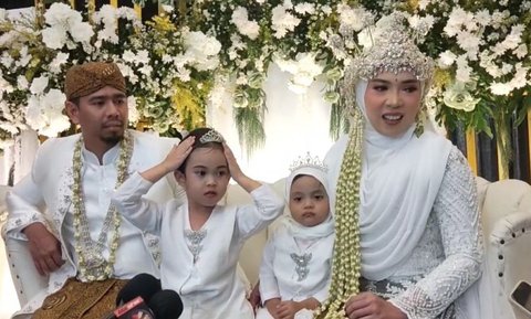 Potret Fitri Tropica & Suami Kembali Jadi Pengantin di Ultah Pernikahan Ke-10, 'Pernikahan' di Hadiri Anak-anak