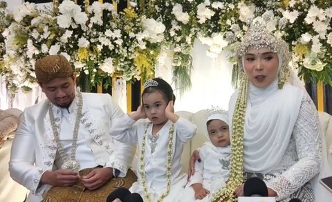 Potret Fitri Tropica & Suami Kembali Jadi Pengantin di Ultah Pernikahan Ke-10, 'Pernikahan' di Hadiri Anak-anak