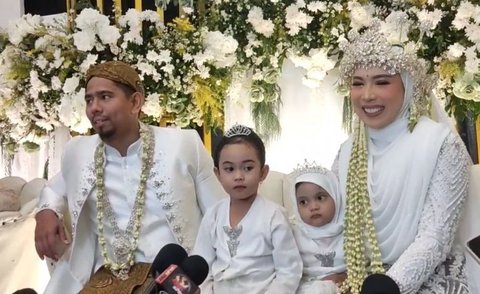 Potret Fitri Tropica & Suami Kembali Jadi Pengantin di Ultah Pernikahan Ke-10, 'Pernikahan' di Hadiri Anak-anak