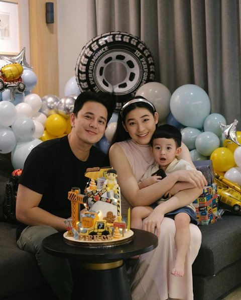 Bibit Berkualitas! 8 Foto Billy Davidson Bersama Keluarga Kecilnya - Dua Anaknya Menawan dan Tampan