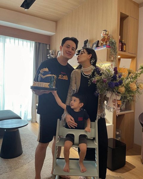 Bibit Berkualitas! 8 Foto Billy Davidson Bersama Keluarga Kecilnya - Dua Anaknya Menawan dan Tampan