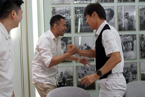 8 Foto Coach Shin Tae-yong Mengunjungi Rumah Raffi Ahmad, Siap Melakukan Kolaborasi - Rafathar Tersenyum Lebar