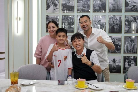 8 Foto Coach Shin Tae-yong Mengunjungi Rumah Raffi Ahmad, Siap Melakukan Kolaborasi - Rafathar Tersenyum Lebar