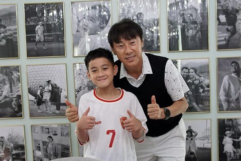 8 Foto Coach Shin Tae-yong Mengunjungi Rumah Raffi Ahmad, Siap Melakukan Kolaborasi - Rafathar Tersenyum Lebar