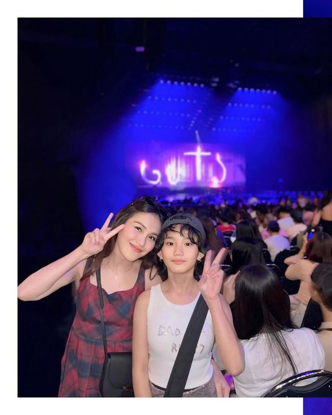 8 Foto Bilqis, Putri Ayu Ting Ting, Saat Menyaksikan Konser Olivia Rodrigo, Gaya Berpakaiannya yang Stylish Mendapat Banyak Pujian