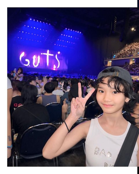 8 Foto Bilqis, Putri Ayu Ting Ting, Saat Menyaksikan Konser Olivia Rodrigo, Gaya Berpakaiannya yang Stylish Mendapat Banyak Pujian