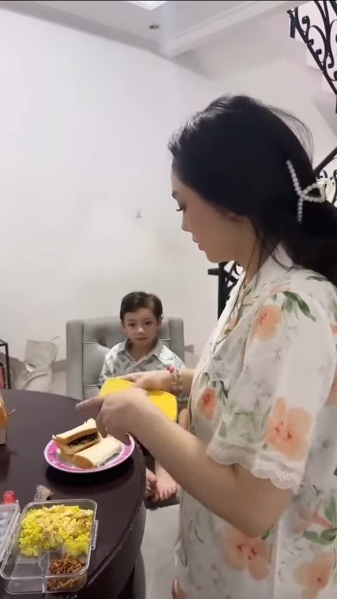 10 Foto Celine Evangelista Mengantar Anak ke Sekolah, Menyiapkan Sarapan dan Bekal - Mengemudikan Mobil Sendiri