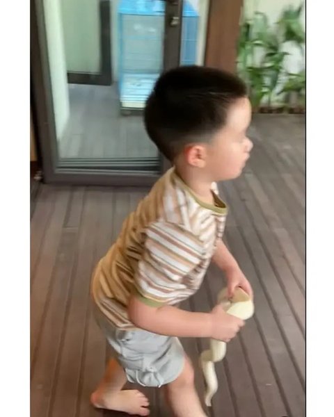 Potret anak Citra Kirana berani mainular peliharaan Irfan Hakim. (sumber: Instagram/citraciki)