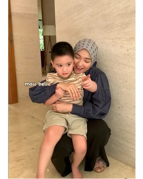 Potret anak Citra Kirana berani mainular peliharaan Irfan Hakim. (sumber: Instagram/citraciki)