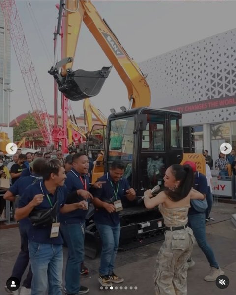 Manggung di Tempat Tak Biasa, Potret Kece Yuni Shara di Tengah Alat-alat Berat Tuai Sorotan