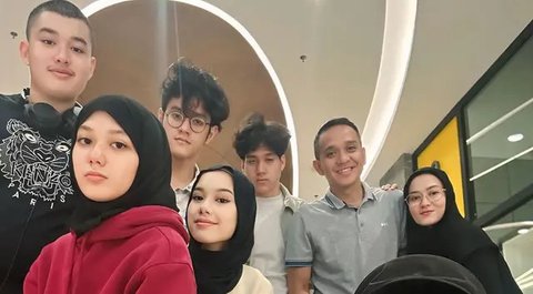 Definisi Keluarga Visual, Potret Lyra Virna dan Fadlan Muhammad Bersama 6 Anaknya yang Semua Menawan