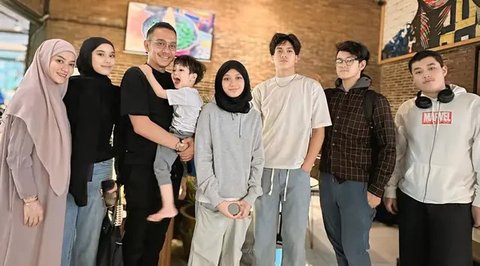 Definisi Keluarga Visual, Potret Lyra Virna dan Fadlan Muhammad Bersama 6 Anaknya yang Semua Menawan