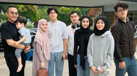 Definisi Keluarga Visual, Potret Lyra Virna dan Fadlan Muhammad Bersama 6 Anaknya yang Semua Menawan