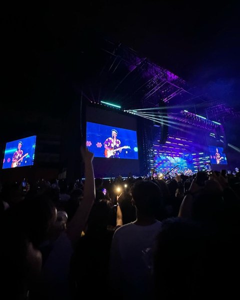 Foto-foto Susan Sameh dan Khalid Atamimi saat Nonton Konser Bruno Mars Berdua, Romantis Banget!