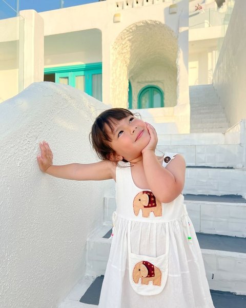 Potret Cantik Chloe Anak Asmirandah Bak Model Cilik saat Liburan, Sudah Jago Pose di Depan Kamera