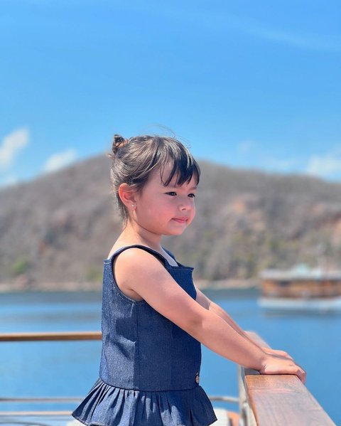 Potret Cantik Chloe Anak Asmirandah Bak Model Cilik saat Liburan, Sudah Jago Pose di Depan Kamera