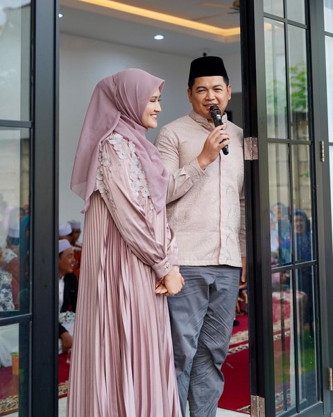 Tommy Kurniawan lantas membalas ucapan manis dari sang istri tersebut dengan kalimat yang juga nggak kalah so sweet. 