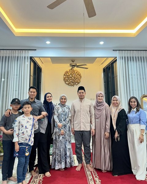 Selain keluarga dan sahabat, perayaan ulang tahun Tommy Kurniawan juga dihadiri oleh artis Juliana Moechtar bersama suaminya, seorang perwira TNI dan komandan upacara HUT RI di IKN 17 Agustus lalu.<br>