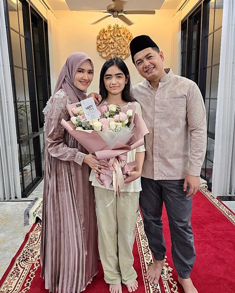 Tommy Kurniawan tampak bahagia berfoto bersama anak perempuannya dari Tania Nadira, sementara Lisya Nurrahmi, meskipun sebagai ibu sambung, dikenal sangat menyayangi anak-anak Tommy dari pernikahan sebelumnya.<br>