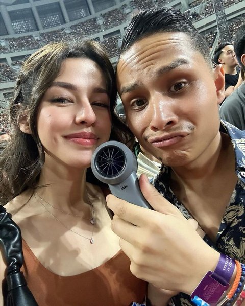 Susan Sameh dan suami juga tak ketinggalan menikmati konser Bruno Mars bersama, dan mereka membagikan momen seru ini di Instagram pribadi.<br>