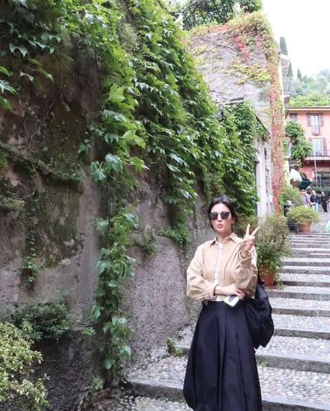 Potret Song Hye Kyo Cantik Paripurna Liburan di Italia, Outfit Simple Tak Neko-neko