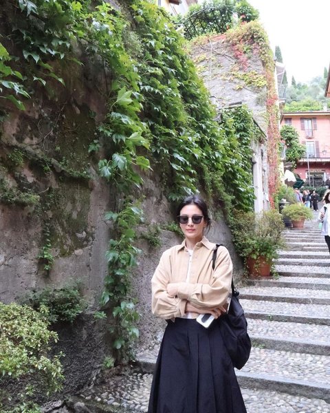 Potret Song Hye Kyo Cantik Paripurna Liburan di Italia, Outfit Simple Tak Neko-neko