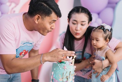 8 Foto Perayaan Ulang Tahun Pertama Anak Yeni Inka, Diselenggarakan Bersama Keluarga dan Tetangga