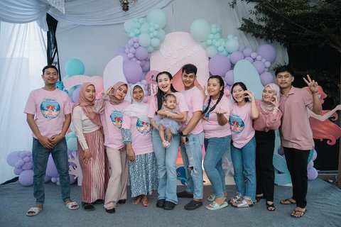 8 Foto Perayaan Ulang Tahun Pertama Anak Yeni Inka, Diselenggarakan Bersama Keluarga dan Tetangga