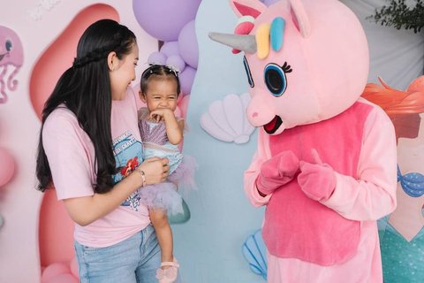 8 Foto Perayaan Ulang Tahun Pertama Anak Yeni Inka, Diselenggarakan Bersama Keluarga dan Tetangga