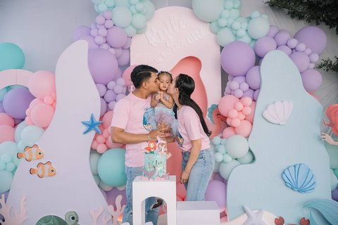 8 Foto Perayaan Ulang Tahun Pertama Anak Yeni Inka, Diselenggarakan Bersama Keluarga dan Tetangga