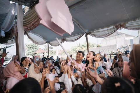 8 Foto Perayaan Ulang Tahun Pertama Anak Yeni Inka, Diselenggarakan Bersama Keluarga dan Tetangga