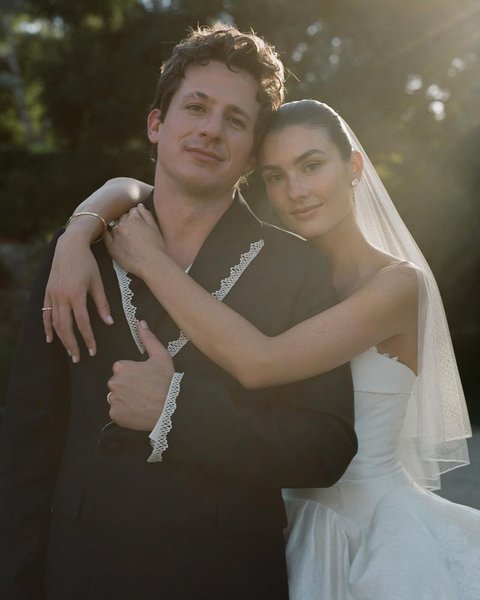 8 Potret Pernikahan Sederhana Charlie Puth dan Brooke Sansone, Acara Kecil di Rumah dengan Kerabat Dekat