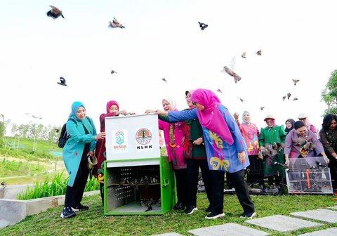 8 Foto Annisa Yudhoyono Saat Melakukan Kunjungan Kerja di IKN, Termasuk Menanam Pohon dan Melepaskan Benih Ikan