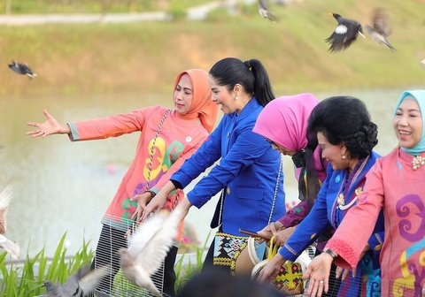 8 Foto Annisa Yudhoyono Saat Melakukan Kunjungan Kerja di IKN, Termasuk Menanam Pohon dan Melepaskan Benih Ikan