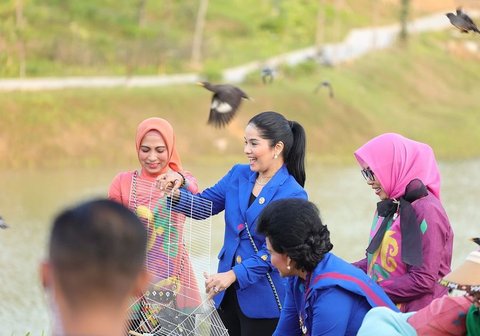 8 Foto Annisa Yudhoyono Saat Melakukan Kunjungan Kerja di IKN, Termasuk Menanam Pohon dan Melepaskan Benih Ikan