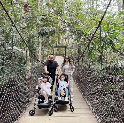 Momo Geisha Habiskan Liburan di Taman Safari Bersama Keluarga dan Ibu yang Duduk di Kursi Roda<br>