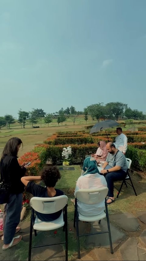 Selalu di Hati, 10 Potret Bunga Citra Lestari Ziarah ke Makam Ashraf Sinclair Bareng Noah - Tiko Aryawardhana Datang Menyusul