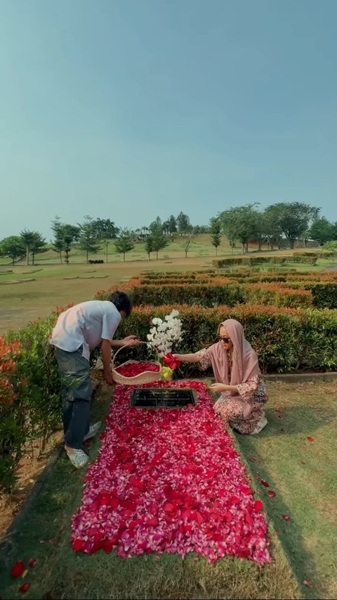 Selalu di Hati, 10 Potret Bunga Citra Lestari Ziarah ke Makam Ashraf Sinclair Bareng Noah - Tiko Aryawardhana Datang Menyusul