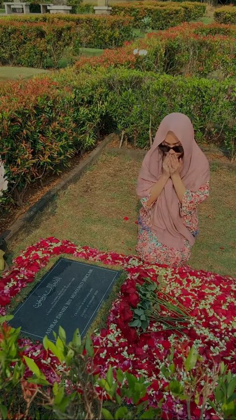 Selalu di Hati, 10 Potret Bunga Citra Lestari Ziarah ke Makam Ashraf Sinclair Bareng Noah - Tiko Aryawardhana Datang Menyusul