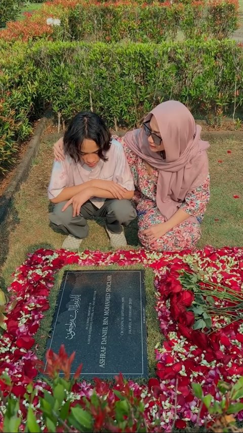 Selalu di Hati, 10 Potret Bunga Citra Lestari Ziarah ke Makam Ashraf Sinclair Bareng Noah - Tiko Aryawardhana Datang Menyusul