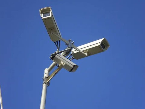 Aksi Pria Pasang CCTV di Kepala Anak Ini Aneh (Sumber: Oddity Central)