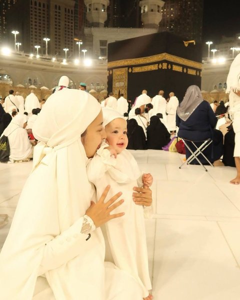 Potret Jennifer Coppen Umrah, Baby Kamari Sempat Tunjuk ke Atas Sambil Bilang 'Papa Dali' saat Tawaf