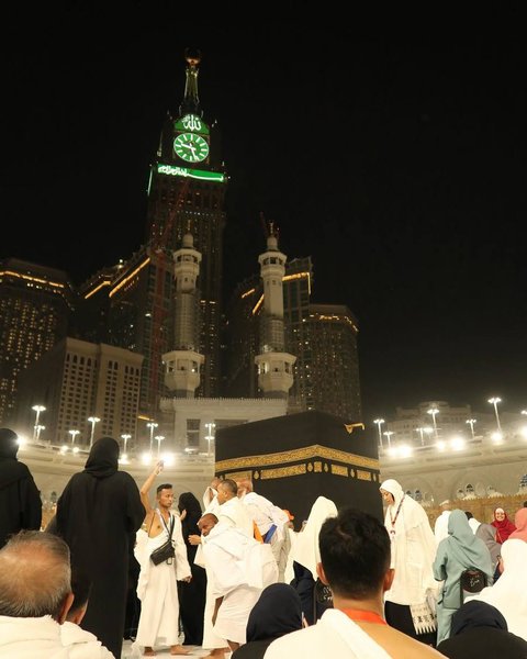 Potret Jennifer Coppen Umrah, Baby Kamari Sempat Tunjuk ke Atas Sambil Bilang 'Papa Dali' saat Tawaf