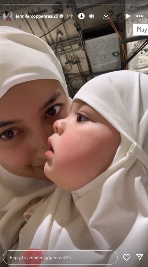 Potret Jennifer Coppen Umrah, Baby Kamari Sempat Tunjuk ke Atas Sambil Bilang 'Papa Dali' saat Tawaf