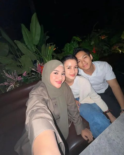 Potret Dinner Sarah Menzel Bareng Keluarga Azriel. (Sumber: Instagram/azriel_hermansyah)