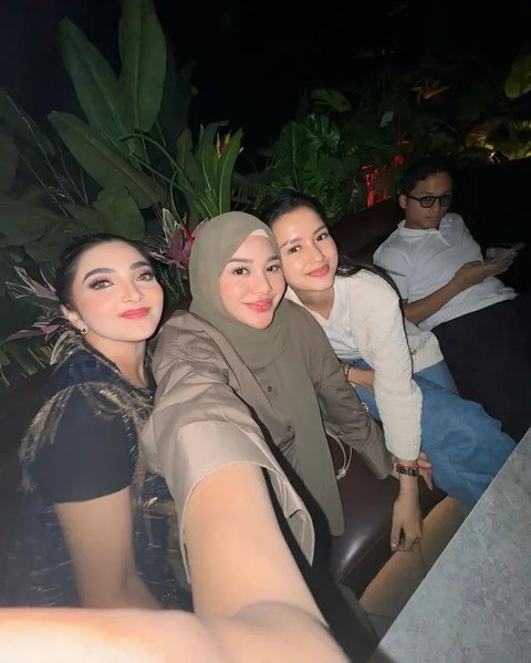 Potret Dinner Sarah Menzel Bareng Keluarga Azriel. (Sumber: Instagram/azriel_hermansyah)